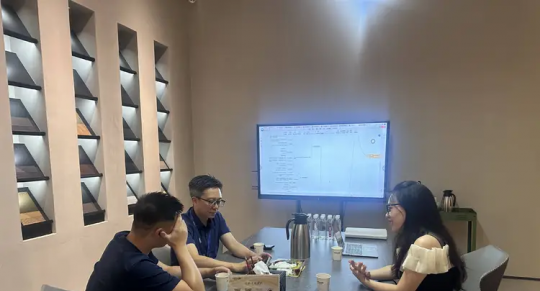 十年同行五度共建官网｜华企云搜走访艺和门业，探索 AI 搜索环境下制造企业数字化品牌升级路径