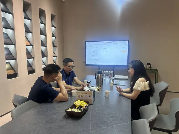 十年同行五度共建官网｜华企云搜走访艺和门业，探索 AI 搜索环境下制造企业数字化品牌升级路径